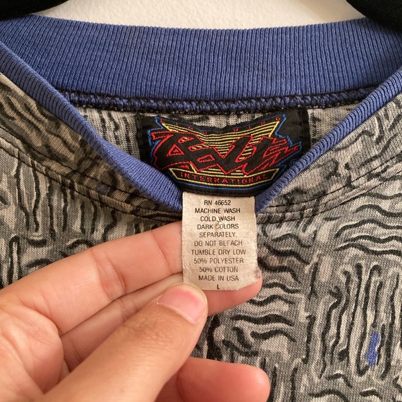 Men’s Vintage Lightning Bolt Patterned Gray Tshirt Size Large - Picture 3 of 3